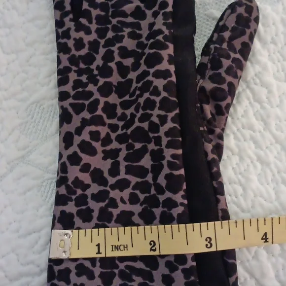 Women's Leopard Print Stretch Gloves - Black and Taupe - Picture 5 of 5